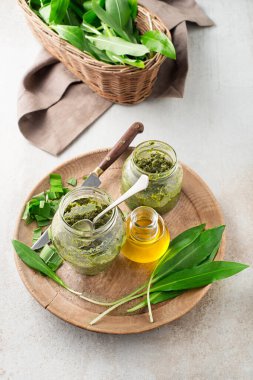 Taze Ramson ya da sarımsaklı pesto yapıyorum. Sağlıklı bahar yemekleri konsepti