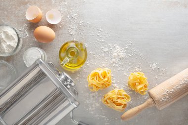 Mutfak masasında makarna makinesiyle ev yapımı makarna yapıyorum.