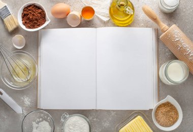 Çikolata, şeker, un, yumurta, merdane, tereyağı ve boş yemek tarifi içeren tatlı malzemeleri. Üst Görünüm Kopyalama Alanı. 