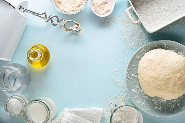 Mavi Masa Arkasında Yapımı Ekmek Yapmak Pişirmek Için Gerekli Malzemeler — Stok fotoğraf