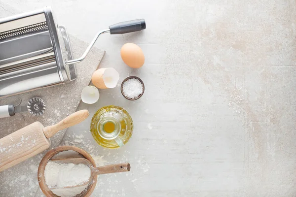 Faire Maison Pâtes Ravioli Fraîches Avec Machine Sur Table Cuisine — Photo