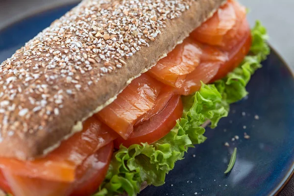 Sandwich Con Insalata Salmone Affumicata Pomodoro Vicino Cibo Sano — Foto Stock