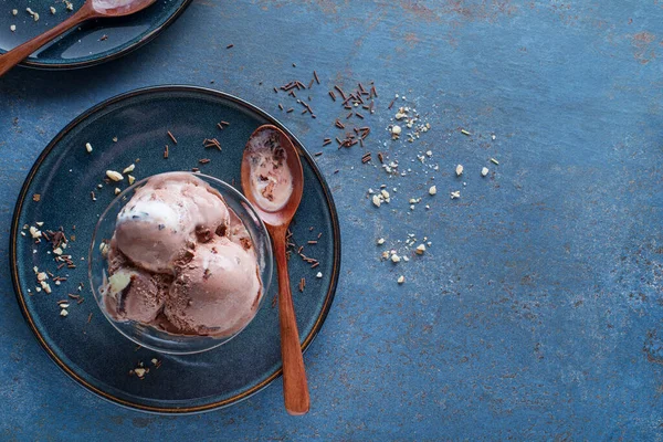 自制的有机巧克力冰淇淋勺 内装坚果 — 图库照片
