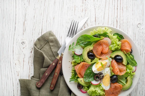 Verse Groene Sla Salade Met Gerookte Zalm Avocado Houten Ondergrond — Stockfoto