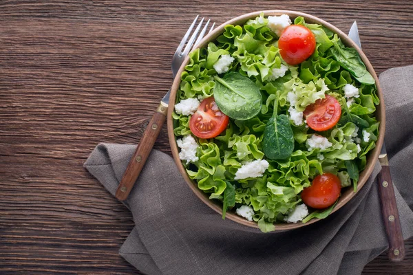 Salada Verde Saudável Com Tomate Fresco Queijo Fresco Fundo Madeira — Fotografia de Stock