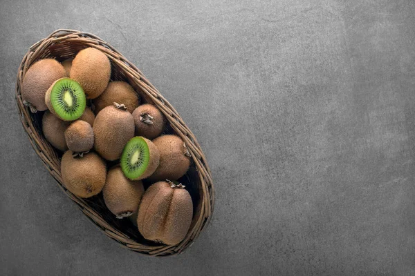 Rijp Hele Kiwi Fruit Halve Kiwi Fruit Mand Grijze Tafel — Stockfoto