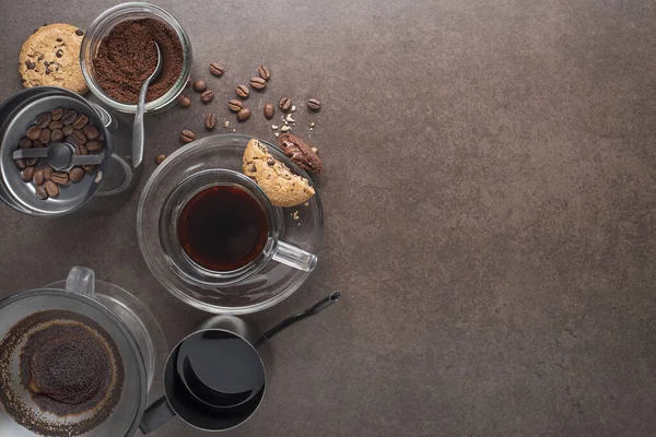 滴煮咖啡 过滤咖啡或倒咖啡是一种将水倒入过滤器中的烘烤咖啡豆中的方法 用饼干过滤过的咖啡 — 图库照片