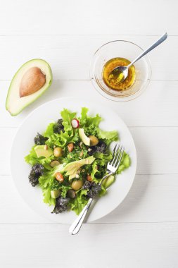 Avokadolu salata.