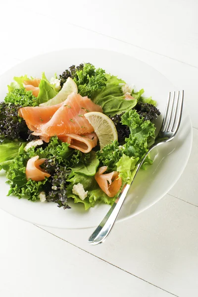 Salat mit Lachs — Stockfoto