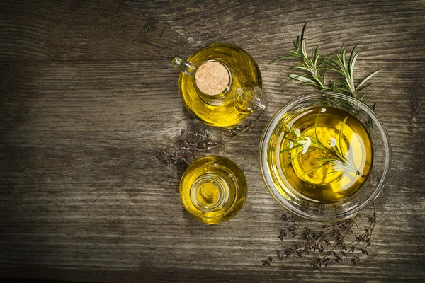 Oliwa z oliwek z ziołami — Zdjęcie stockowe