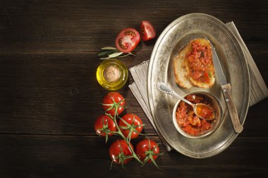 Meze ile domates sosu ve bruscetta.