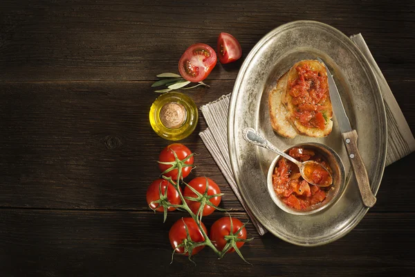 Aperitivo con salsa de tomate y bruscetta . —  Fotos de Stock