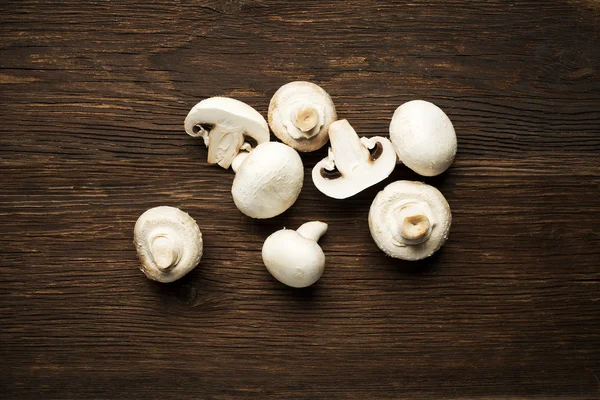 Шампиньоны из сырых грибов — стоковое фото
