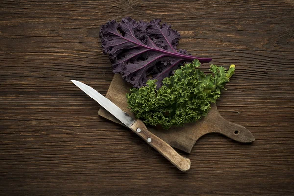 Frunza de Kale pe lemn — Fotografie, imagine de stoc