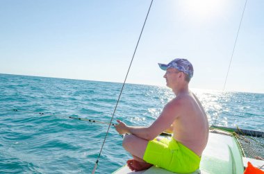 Açık denizde balık tutmak