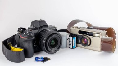 Beyaz arkaplanda dijital kamera ve film kamerası