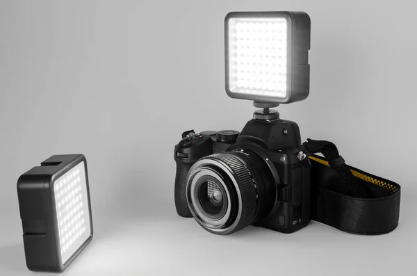 白色背景的数码相机和前导灯 — 图库照片