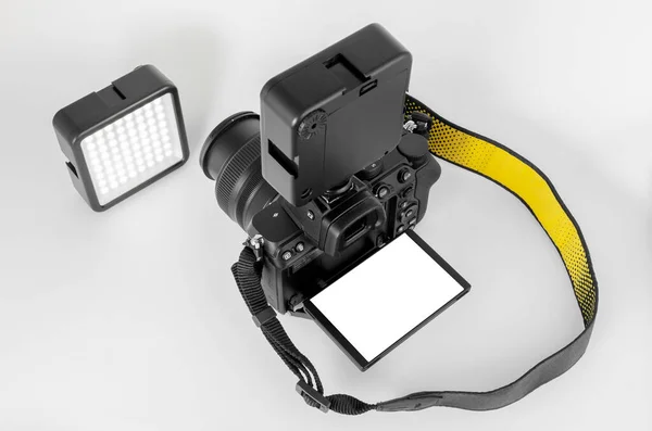 Ψηφιακή Φωτογραφική Μηχανή Και Λαμπτήρας Led Λευκό Φόντο — Φωτογραφία Αρχείου