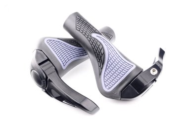 İki siyah ve gri ergonomik bisiklet kabzası beyaz bir arka planda çapraz ve izole edilmiş, daha iyi kavrama ve konfor vurguluyor