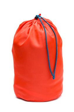 Turizmde uyku tulumunu saklamak için kullanılan mavi ipli parlak turuncu sıkıştırma çuvalı stüdyo ortamında beyaz bir arka planda izole edilmiş dikey görüntü.