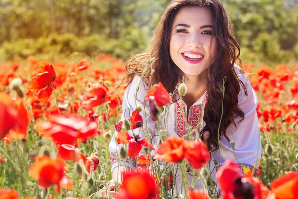 Mujer de belleza en el campo de amapola en vestido rojo —  Fotos de Stock