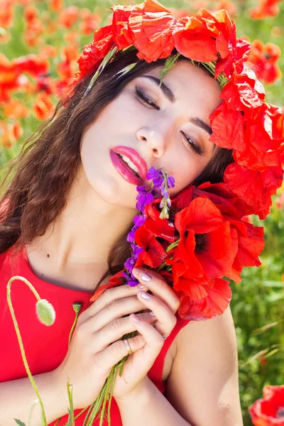Piękno dziewczyna z wieniec z Maki kwiaty — Zdjęcie stockowe