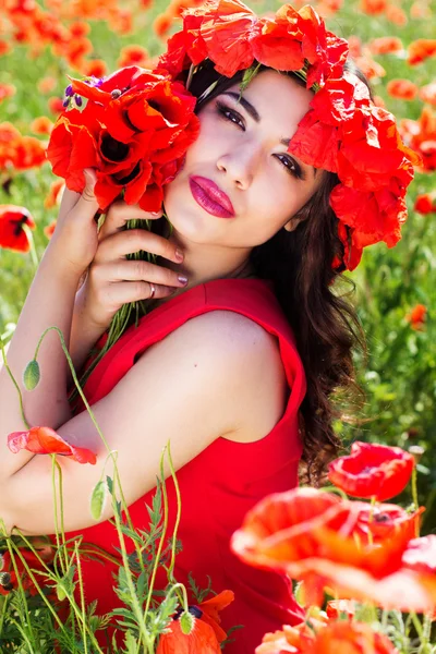 Belleza chica con corona de flores de amapolas — Foto de Stock