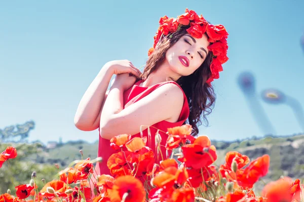 Mujer de belleza con corona de flores de amapolas — Foto de Stock