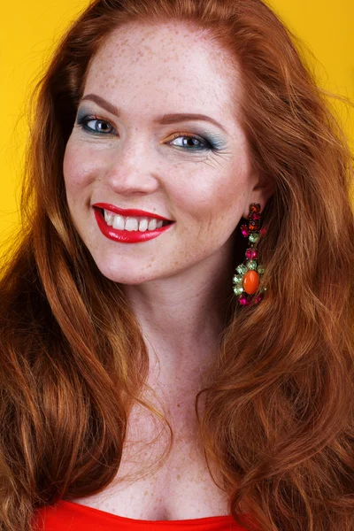 Redheaded smiling girl with fashion makeup — 图库照片