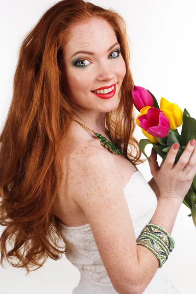 Jolie fille rousse avec bouquet de tulipes — Photo