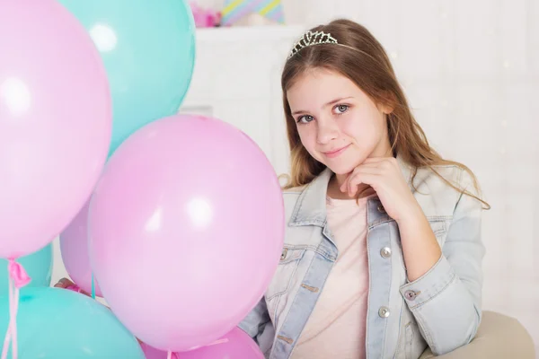 Schöne Teenie-Mädchen mit blauen und rosa Luftballons — Stockfoto