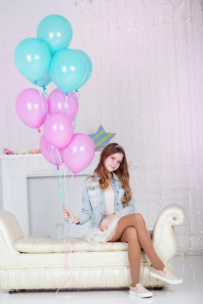 Linda chica adolescente con globos azules y rosados —  Fotos de Stock