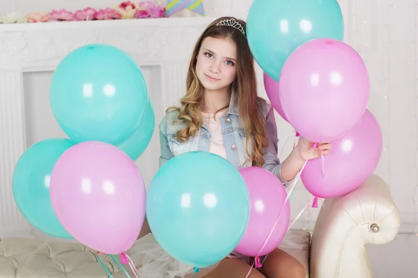 Linda chica adolescente con muchos globos azules y rosados —  Fotos de Stock