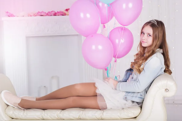 Bastante adolescente chica con muchos globos de color rosa —  Fotos de Stock