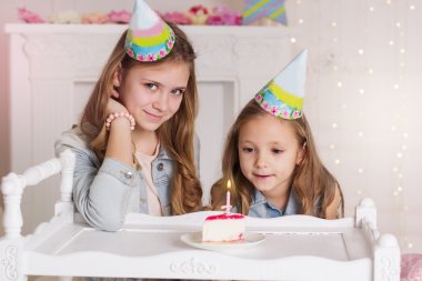 İki kız dilek doğum için yapıyoruz