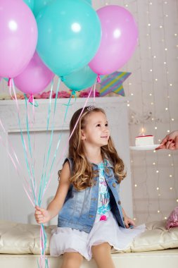 Kız dilek mumu üfleme yapıyor