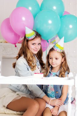 İki kız için mum ile doğum dilek yapıyoruz