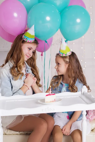 Duas meninas estão fazendo desejo de aniversário — Fotografia de Stock