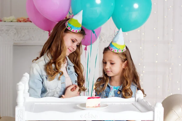 Twee meisjes ondervindt verjaardagsfeestje — Stockfoto