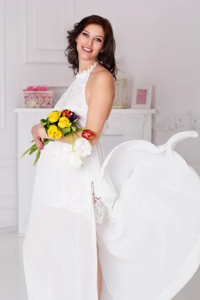 Bastante sonriente chica embarazada está usando vestido blanco — Foto de Stock