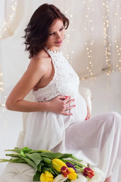 チューリップの花と美しい妊娠中の女性 — ストック写真