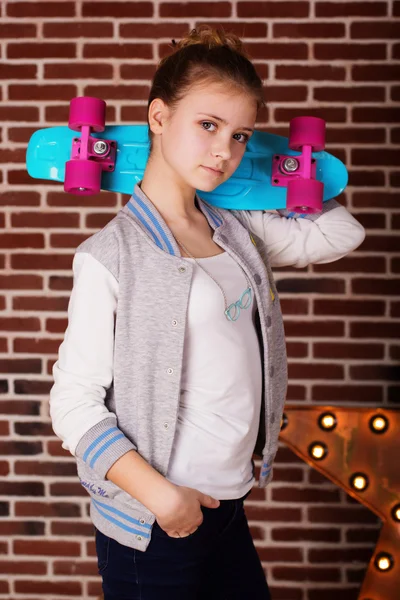 Dospívající dívka s skateboard — Stock fotografie