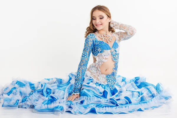 美丽的年轻女孩，在蓝色西装东方舞 — 图库照片