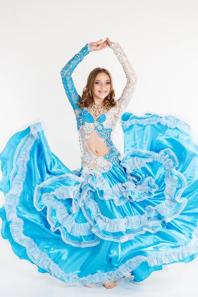 Beautiful young girl in a blue suit oriental dance — Stock Photo, Image