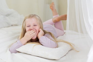 Kız yatakta esneme yorgun şirin çocuk