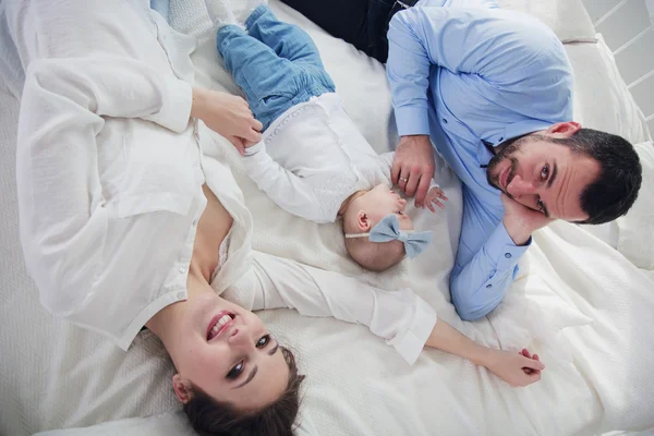Retrato de padres felices con bebé — Foto de Stock