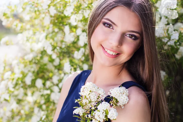 Pretty teen girl with white flowers — Stock Photo, Image