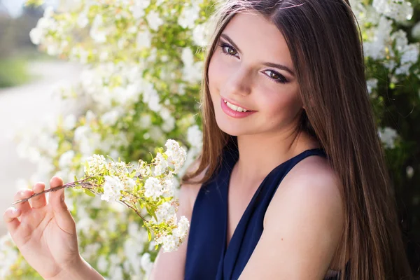 Belle fille avec des fleurs blanches — Photo