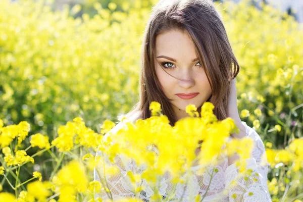 Bedårande kvinna i fältet med blommor — Stockfoto