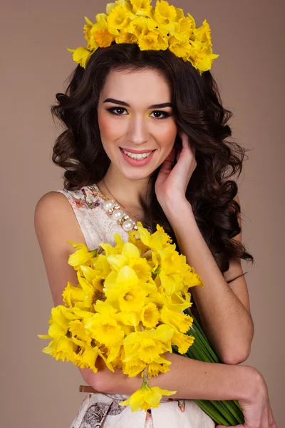 Våren kvinna med bukett med gula blommor — Stockfoto